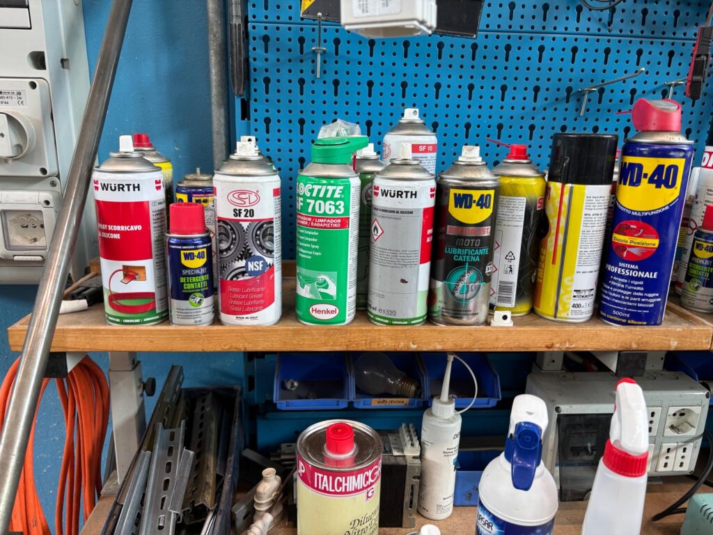 Vari prodotti chimici in bomboletta